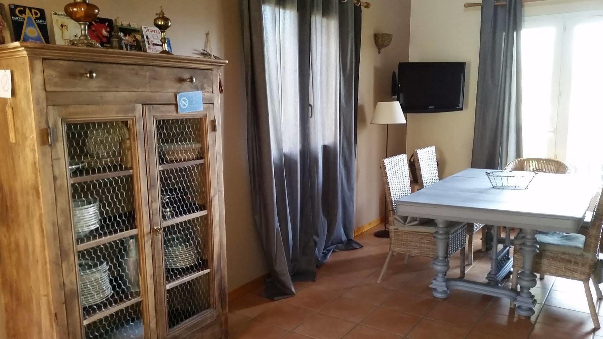 A La Petite Maison Гап Екстериор снимка