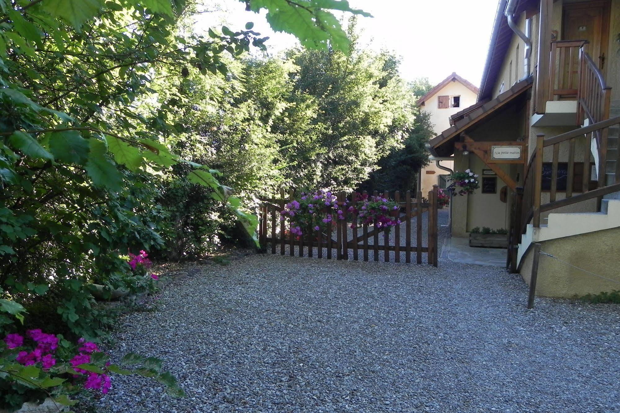 A La Petite Maison Гап Екстериор снимка